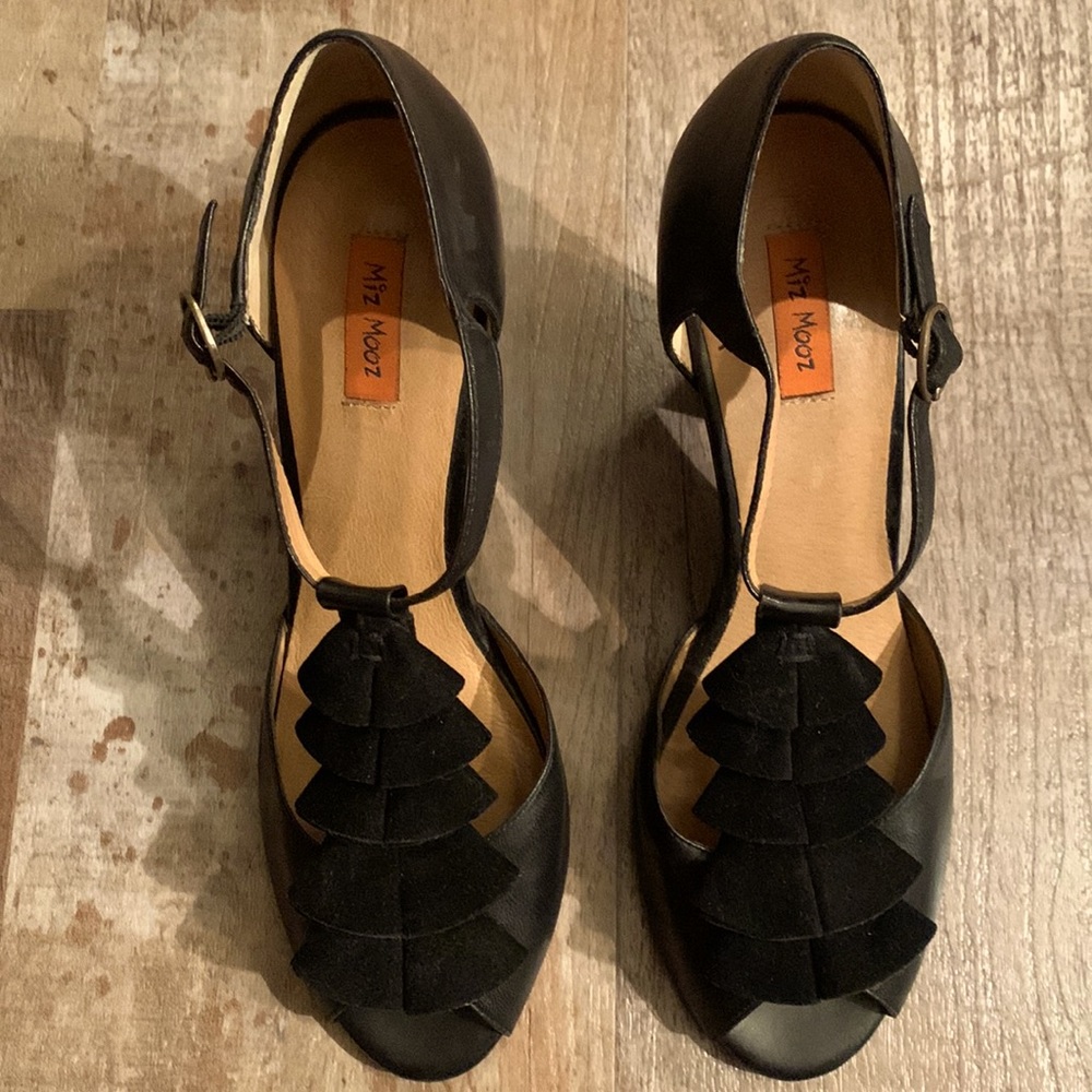 Miz Mooz Sailor T-Strap Ruffle Pump. Black. Size 10.